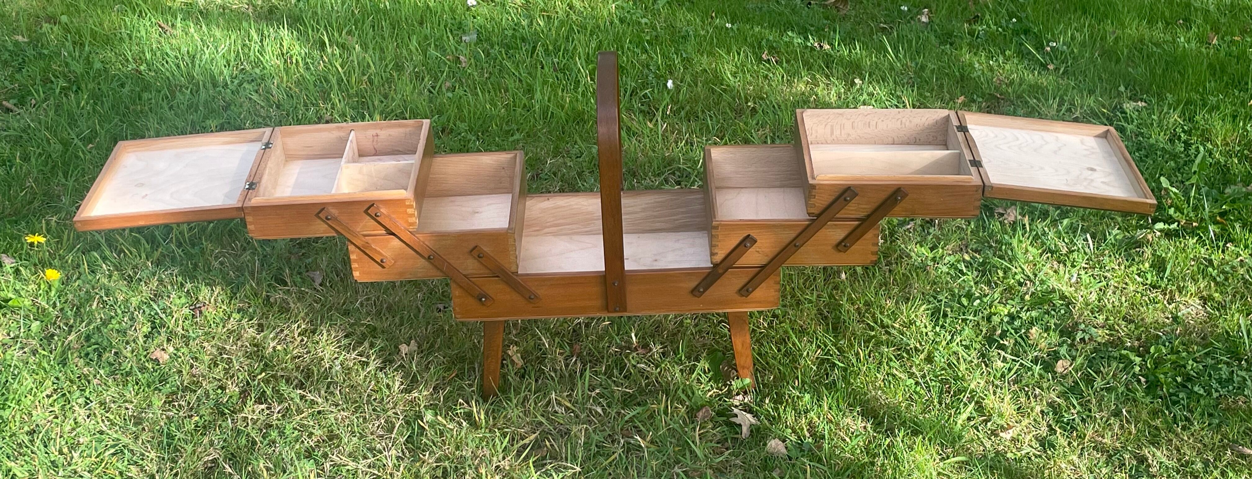 Travailleuse ou boîte a couture vintage en bois