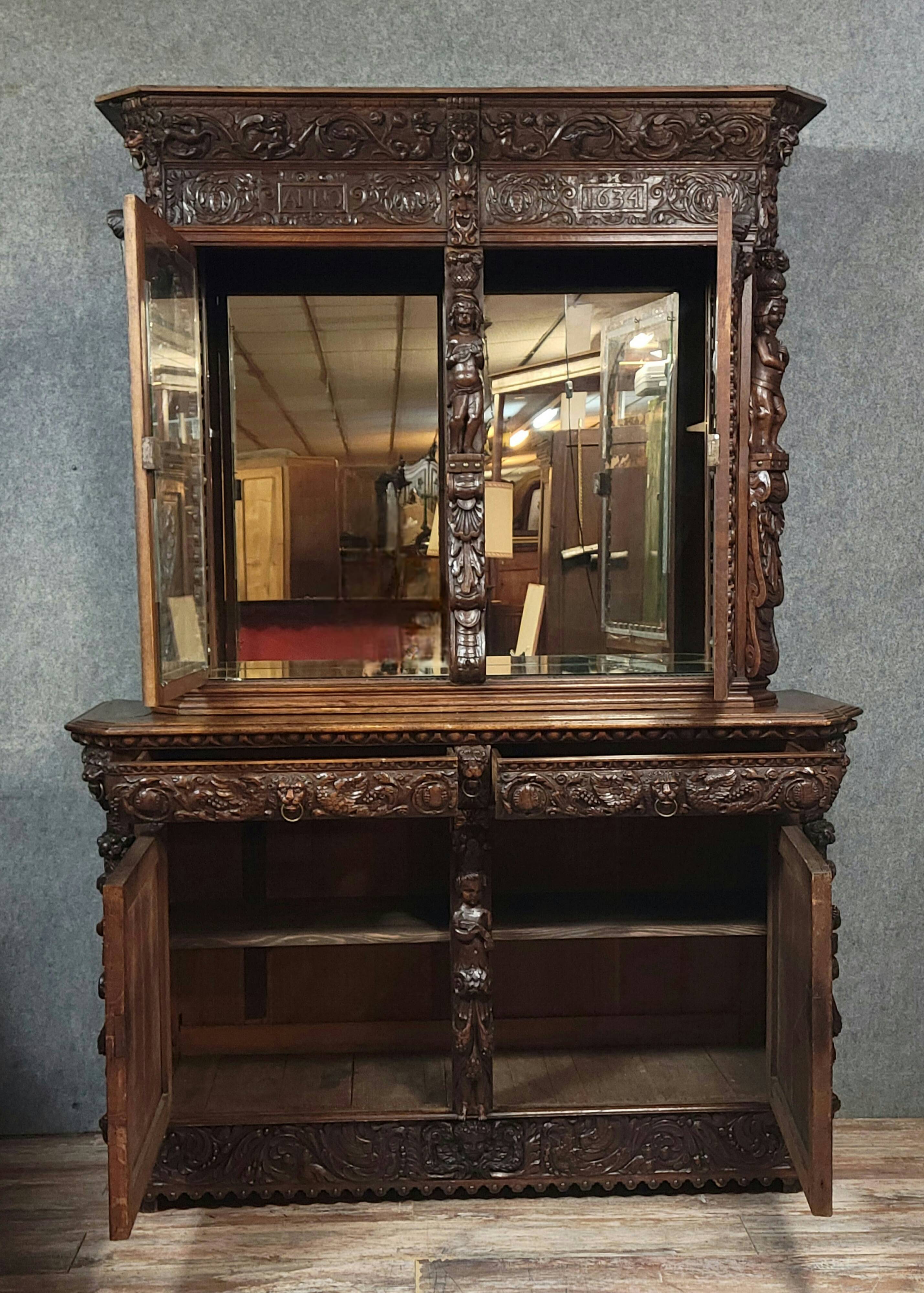 Buffet deux-corps style Renaissance Italienne en chene massif