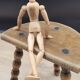 Tabouret tripode pieds boules patine