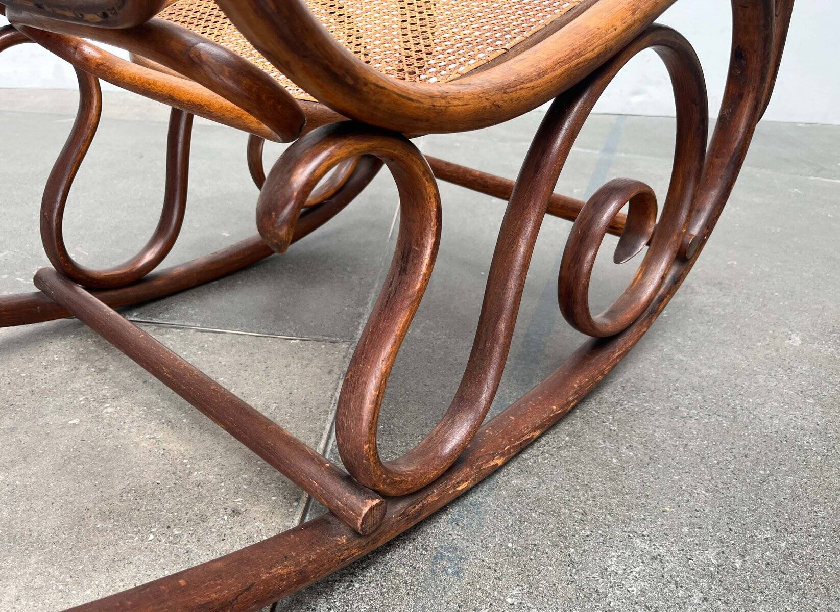 Curved wooden rocking chair Art Nouveau Jugendstil by Fischel, Austria, 1910s