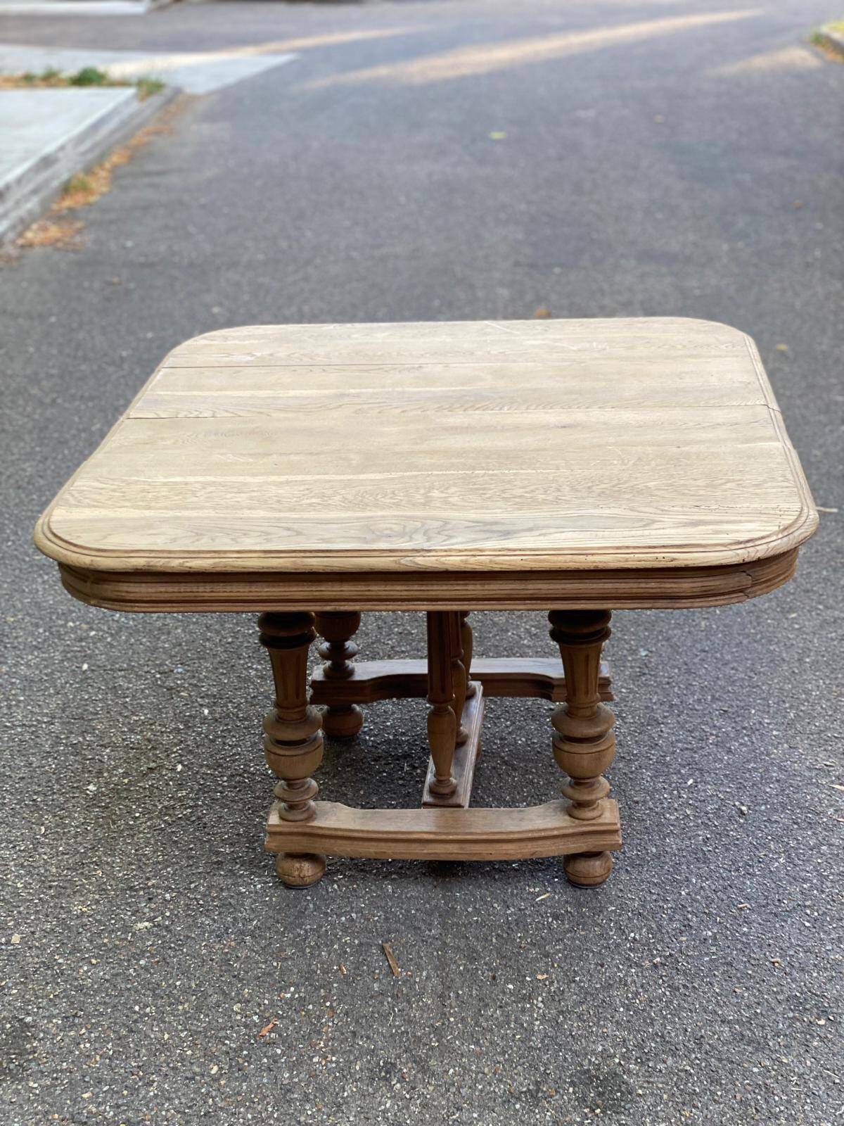 Henri II dining table stripped in solid oak from the 19th century.