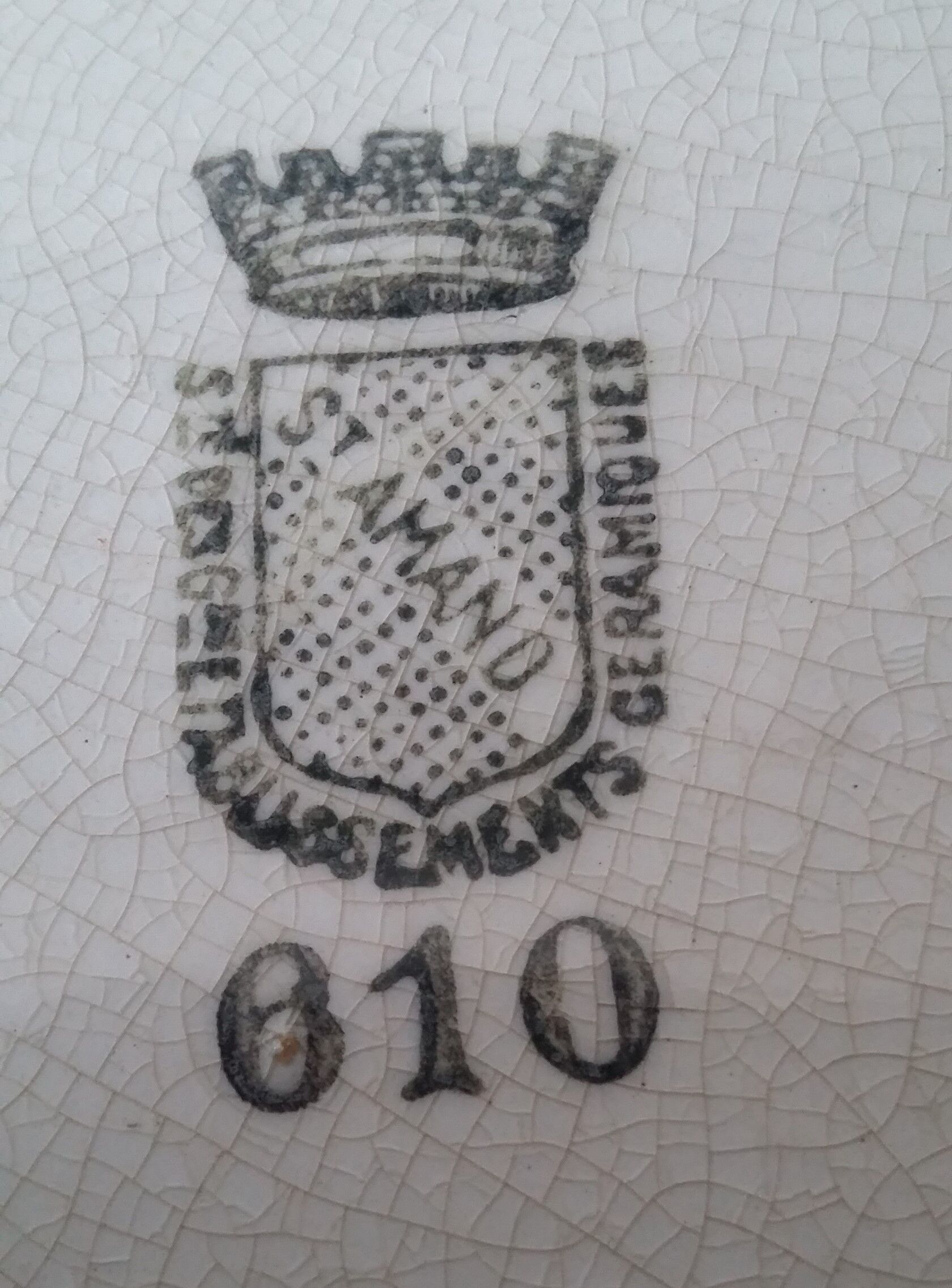 Plat en faïence de St Amand