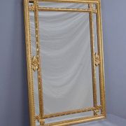 Grand miroir à parcloses, style Louis XVI – Milieu XXe