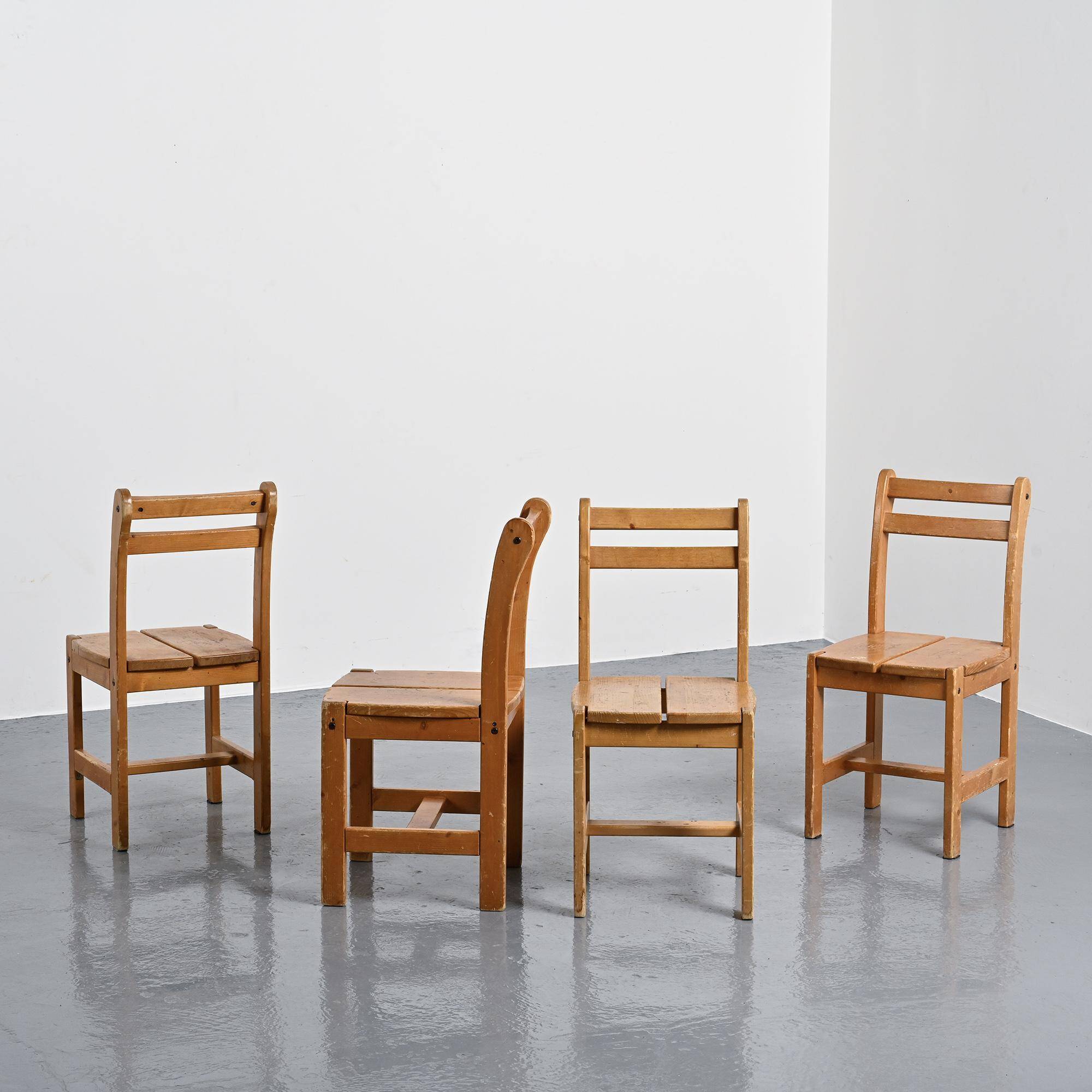 Suite de quatre chaises en pin, travail français, circa 1970