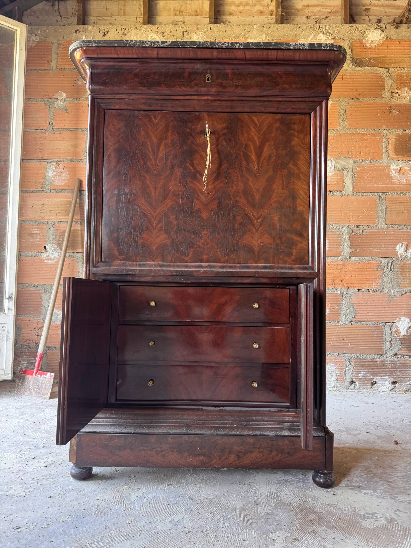 Large secretary with a drop-down front, Restoration style in flamed mahogany and marble.