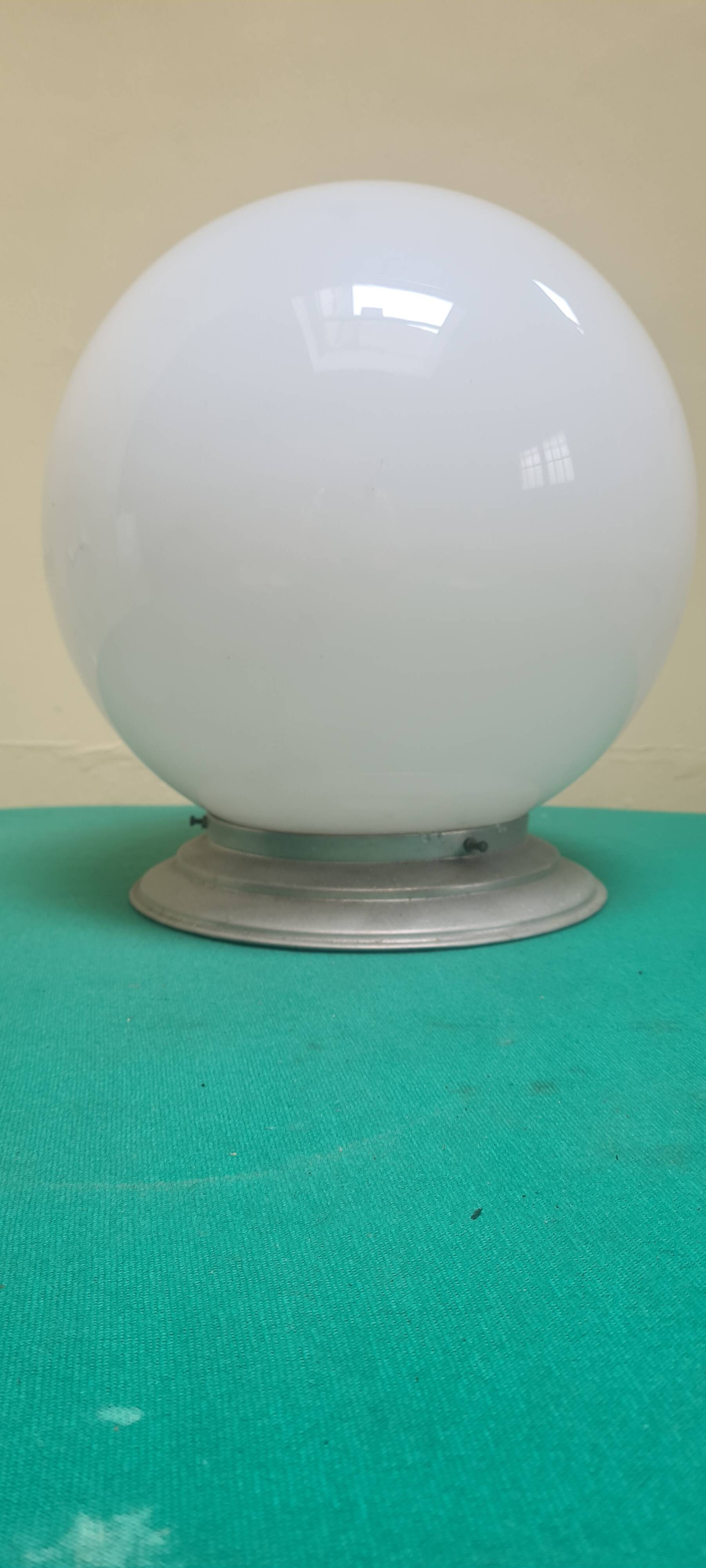 Plafonnier grand globe opaline anneés 50/ 60