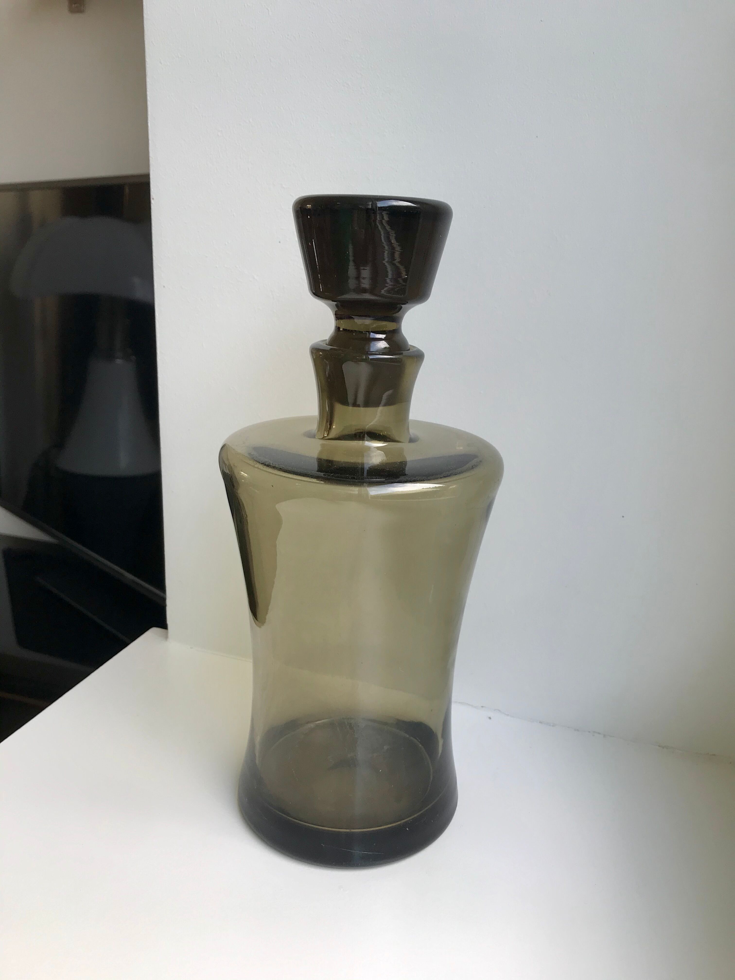 Carafe en verre fumé années 70