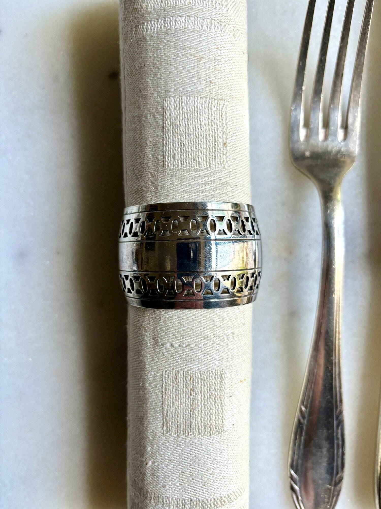 Openwork napkin ring in silver metal