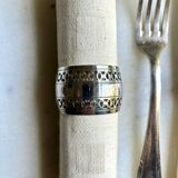 Openwork napkin ring in silver metal