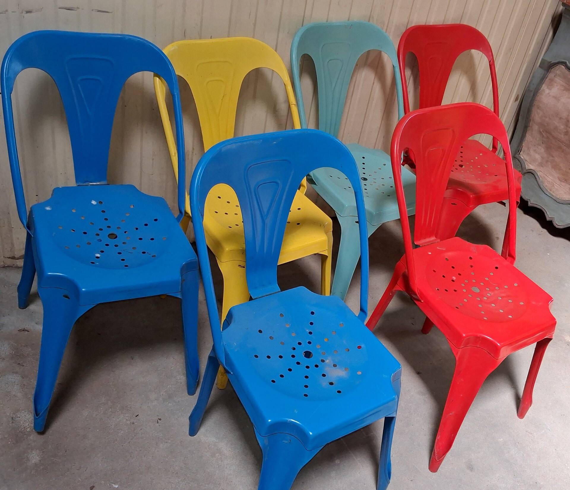 Suite de 6 Chaises style Tolix Multicolores  Design industriel