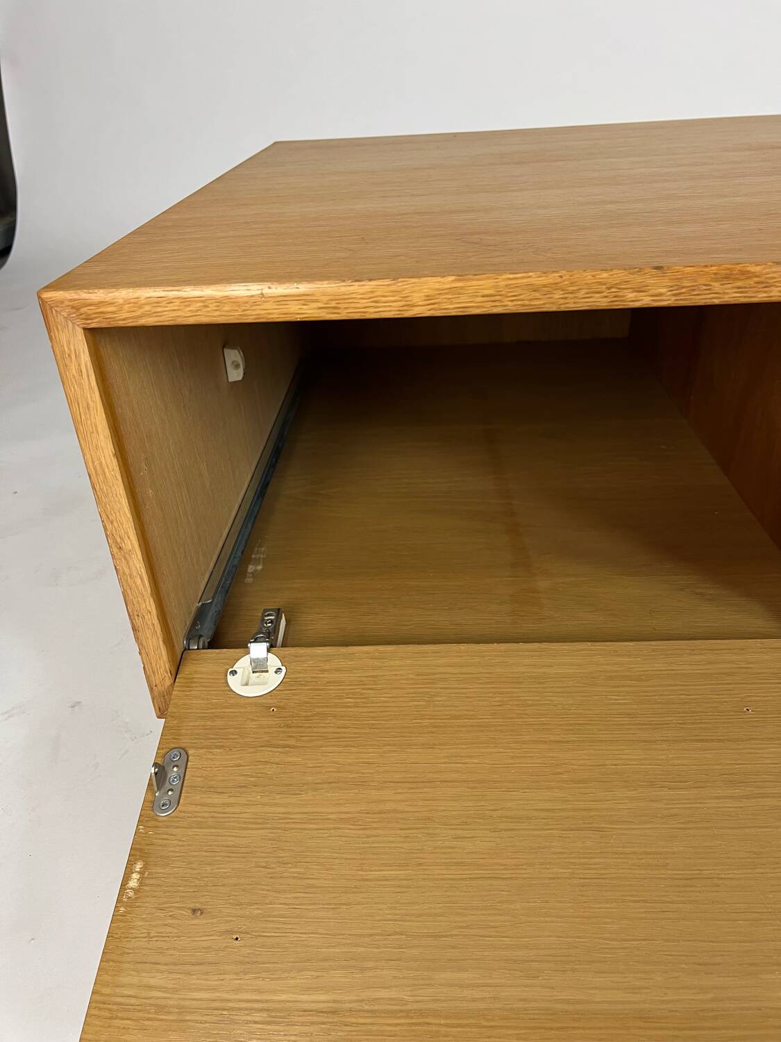 Meuble TV HiFi phono vintage bas chêne WK milieu du siècle années 60