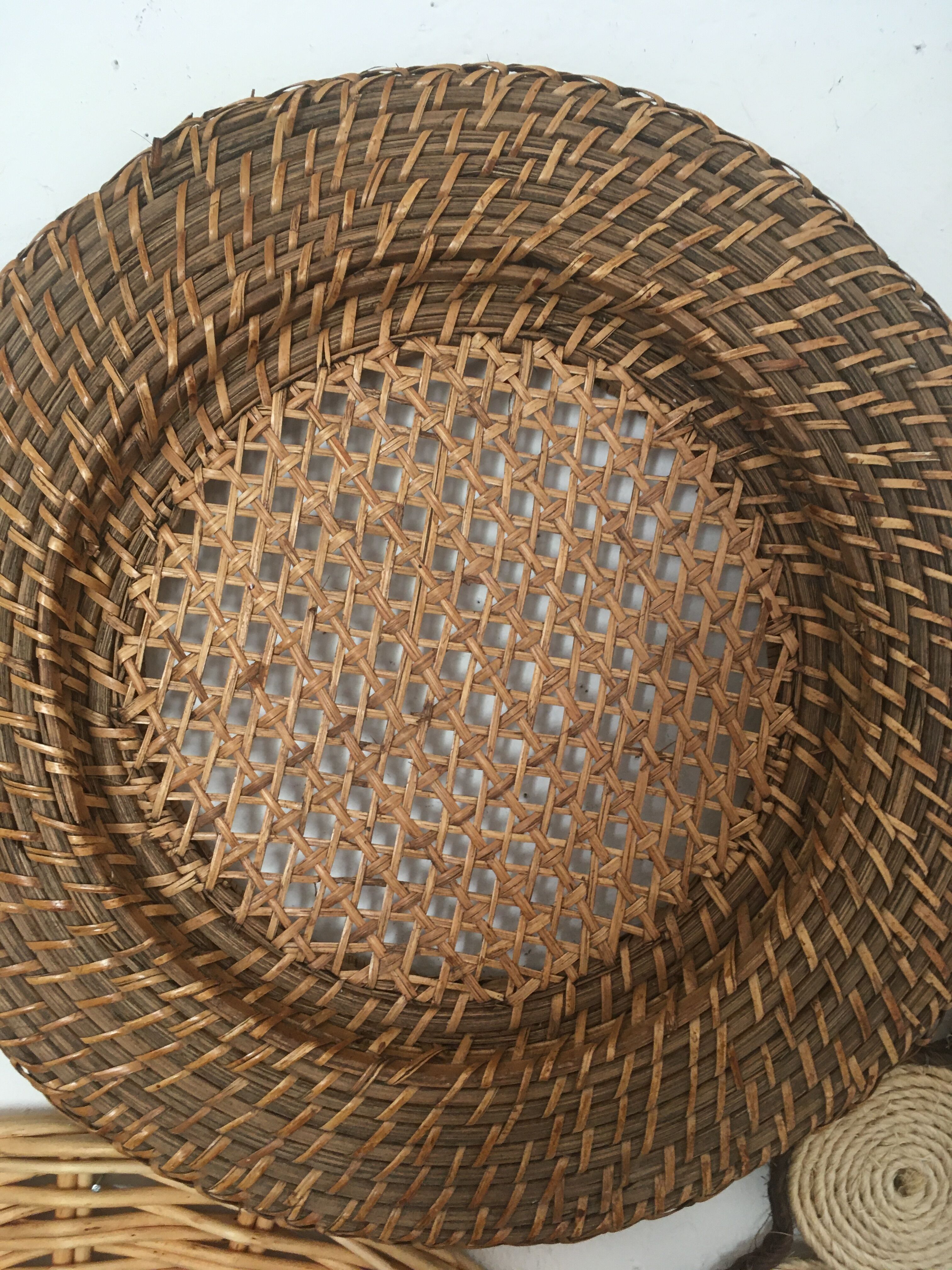 Wall composition of wicker and rope elements.