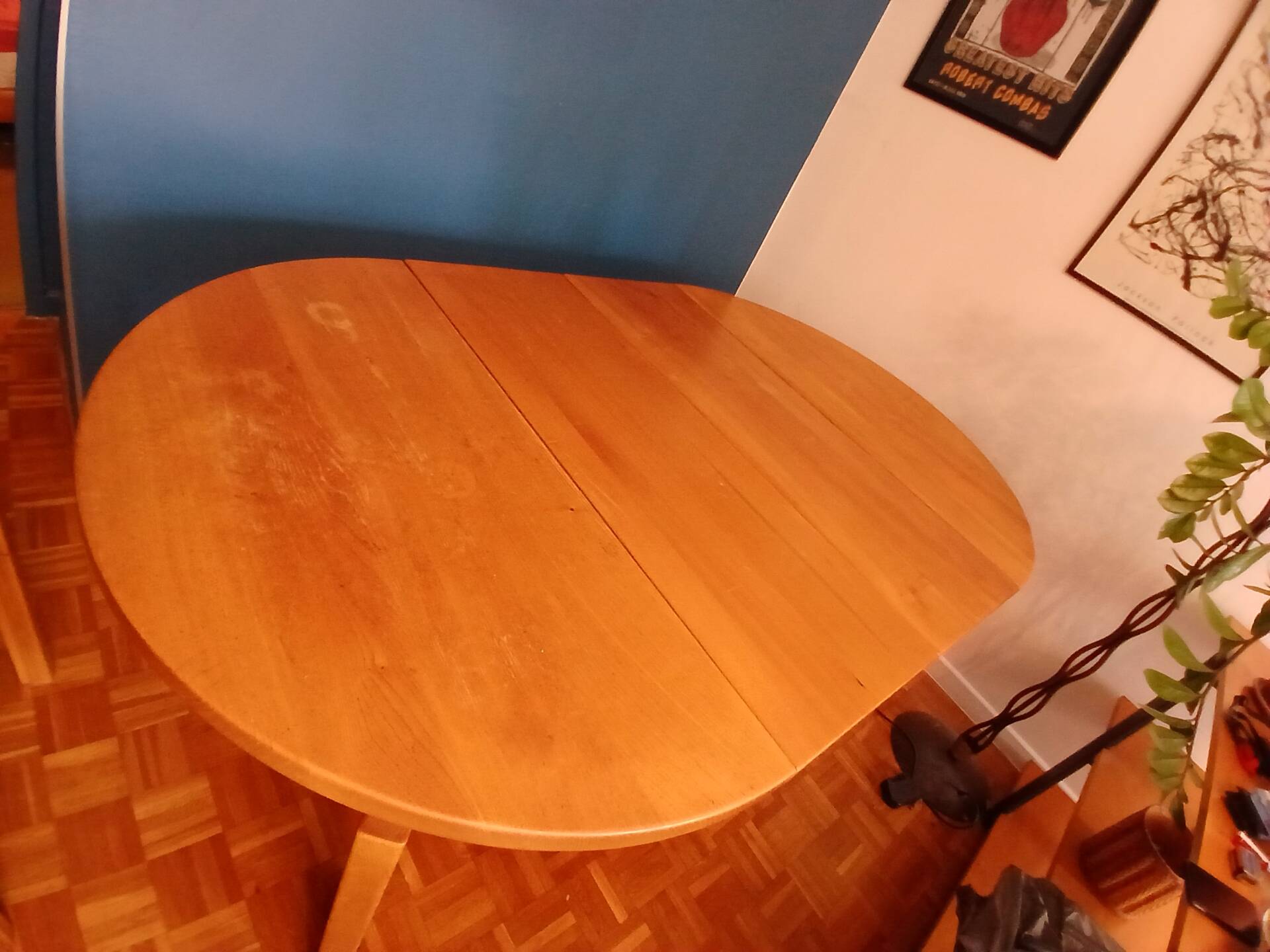 Maison Regain table ronde et chaises en orme massif