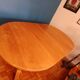 Maison Regain table ronde et chaises en orme massif