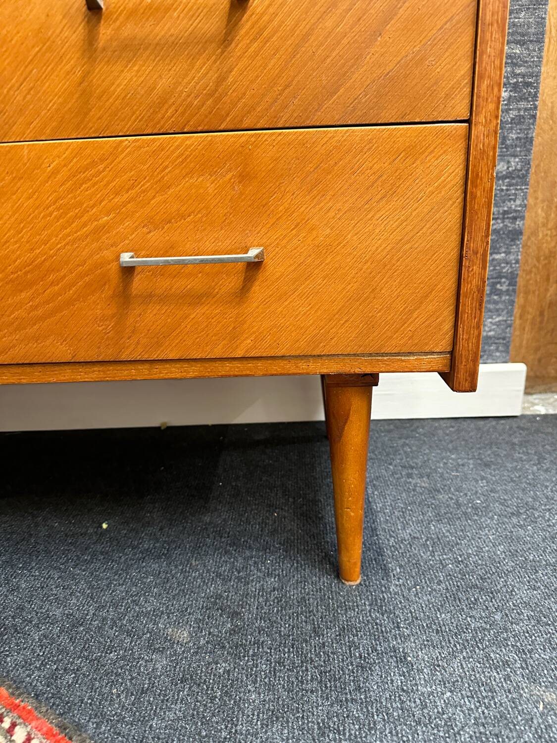 Commode vintage pieds fuseaux