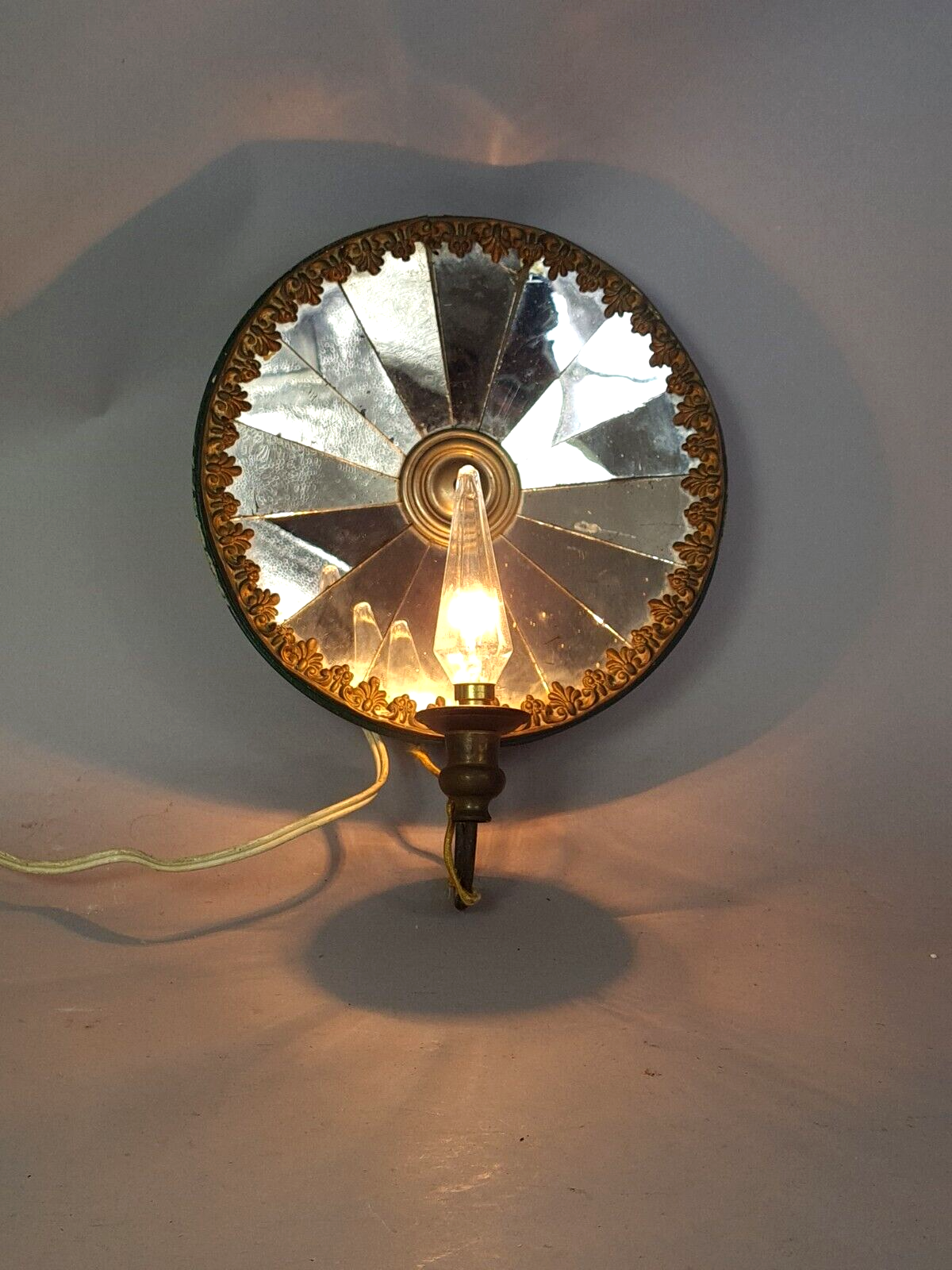 Old wall lamp with reflective mirrors SB185