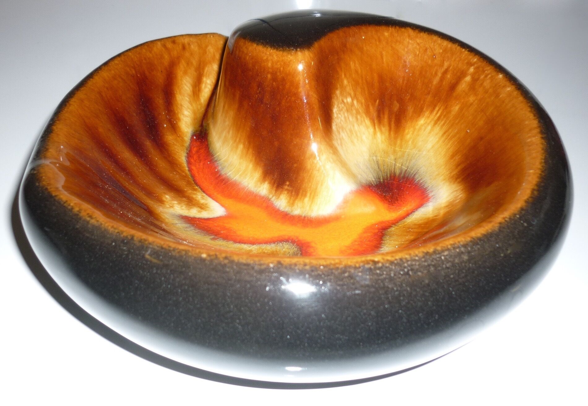 Empty round pocket Ø 20 cm black, red and yellow Vallauris style