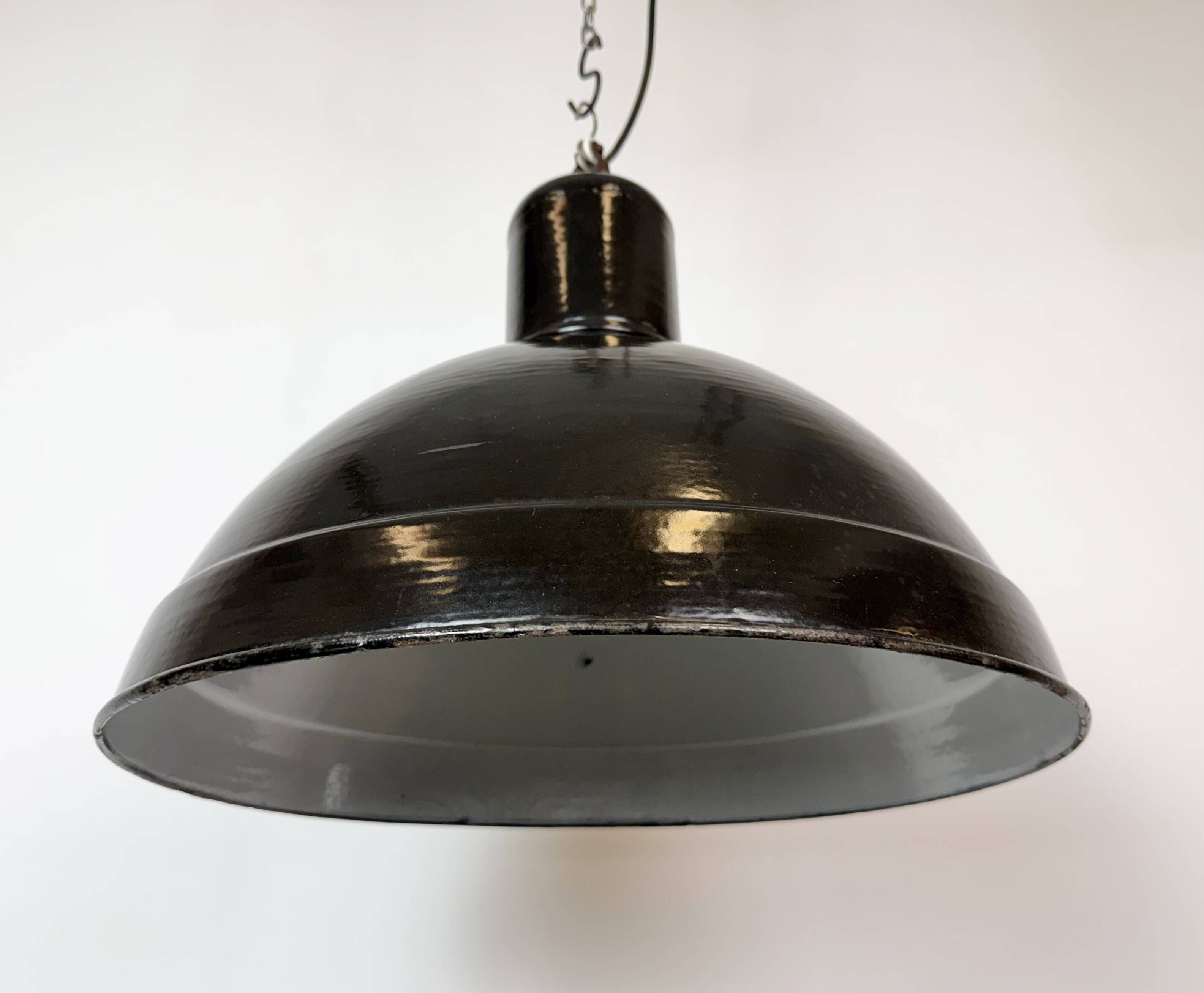 Suspension d'usine en émail noir industriel, années 1950
