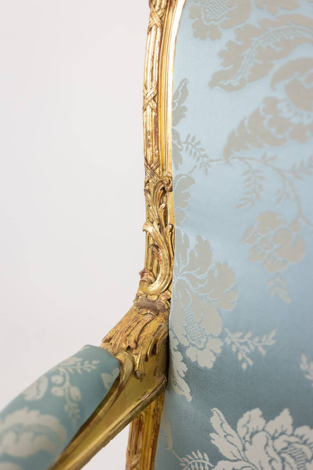Salon de style Louis XV à chassis en bois doré. Circa 1880.