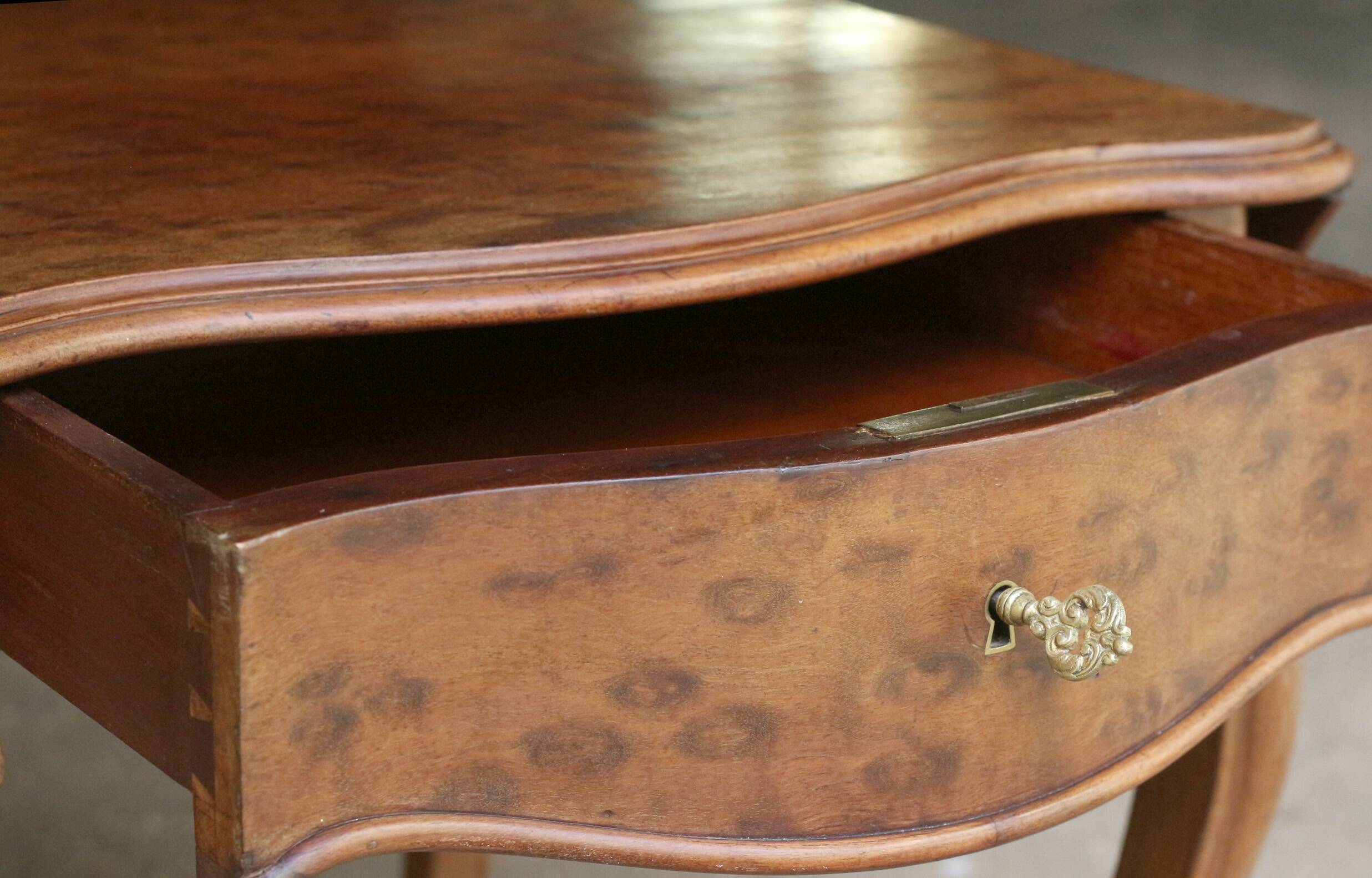 Charmante table Napoléon 3 estampillée (travail du Faubour, fin 19e).