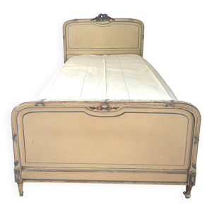 lit en bois sculpté