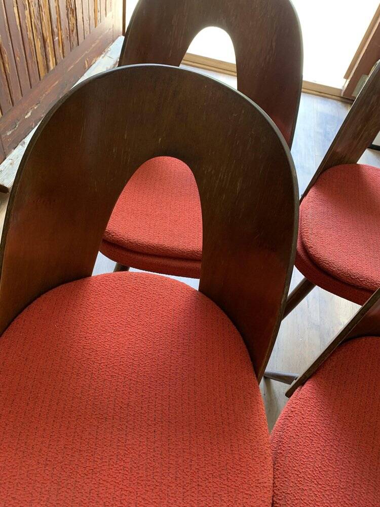 Set de 4 chaises mid-century en hêtre marron, assise tissu rouge — Antonín Šuman (1960s)