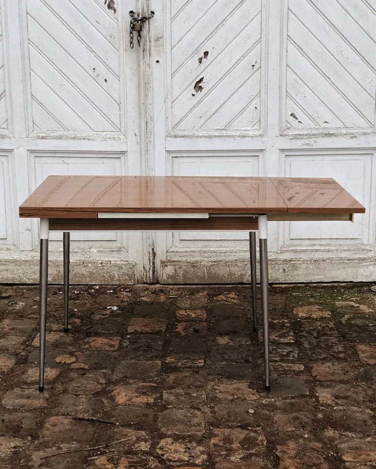 Large extension table in formica