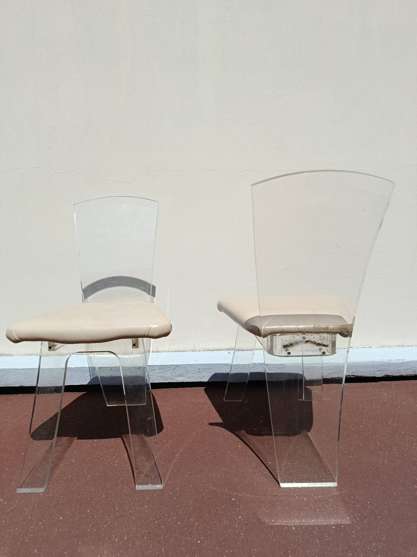 Chaises design en plexiglass Lucite annees 70