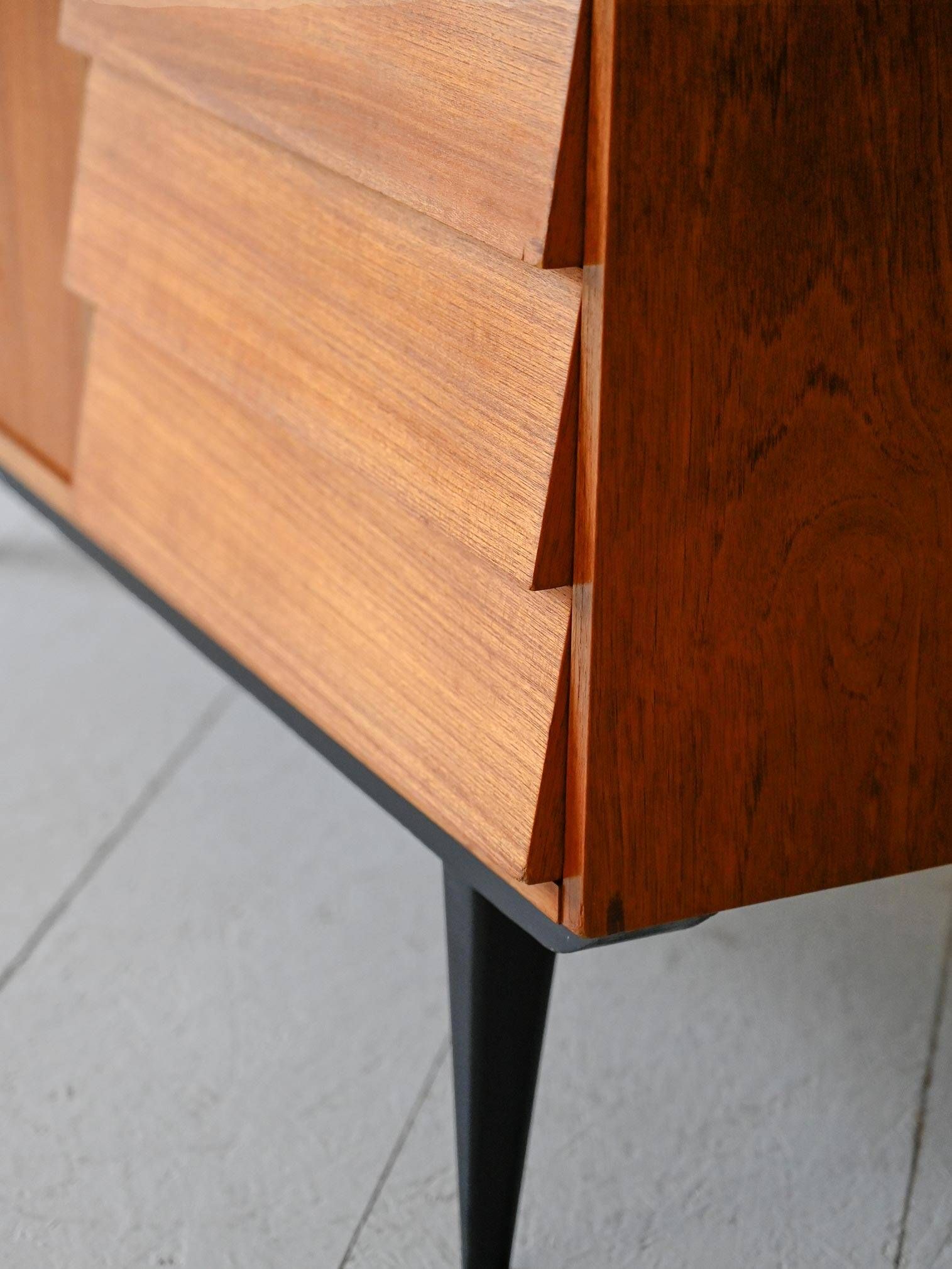 Buffet scandinave avec détails noirs