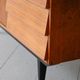 Buffet scandinave avec détails noirs