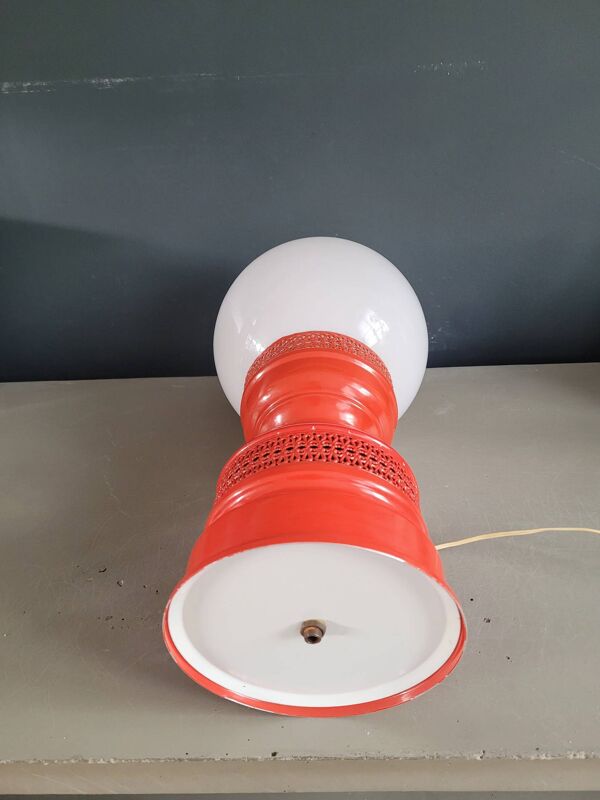 Lampe globe vintage à pied métal ajouré laqué rouge
