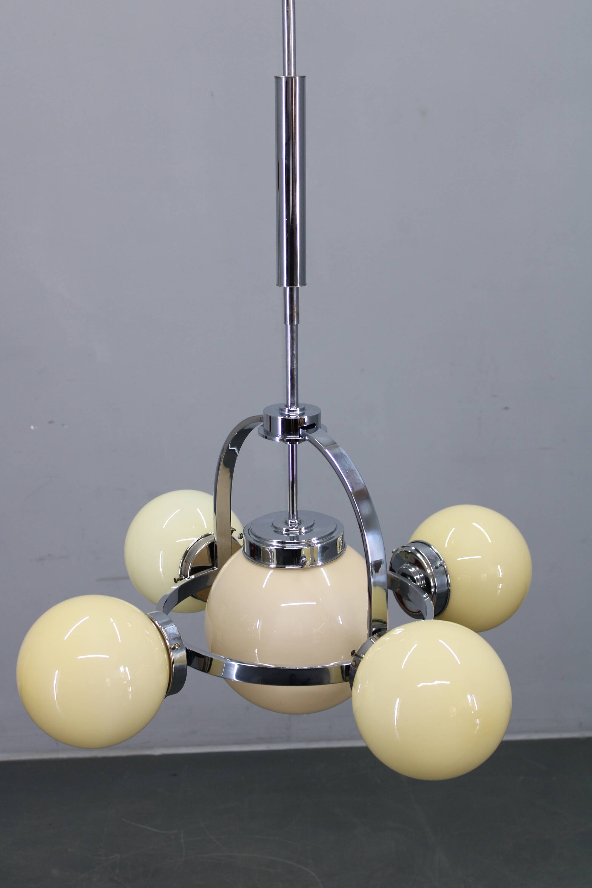 Lustre Art Déco chromé des années 1930 avec abat-jour en verre opalin champagne