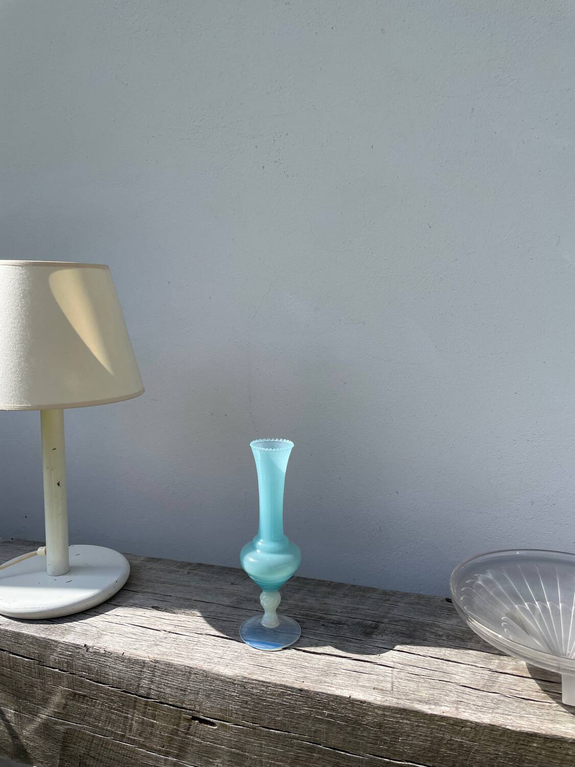 Vase romantique en opaline bleu