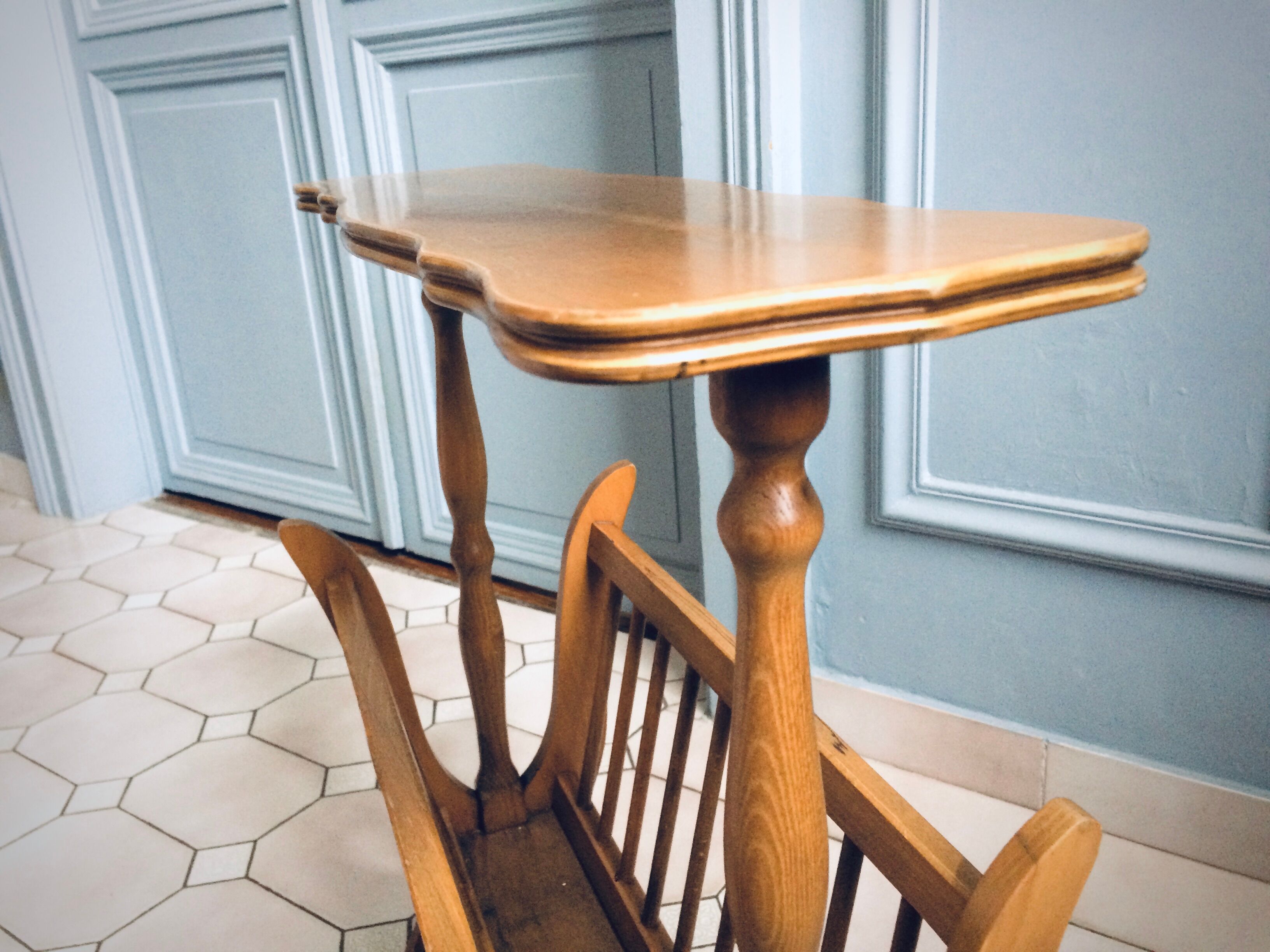 Vintage tablet magazine holder