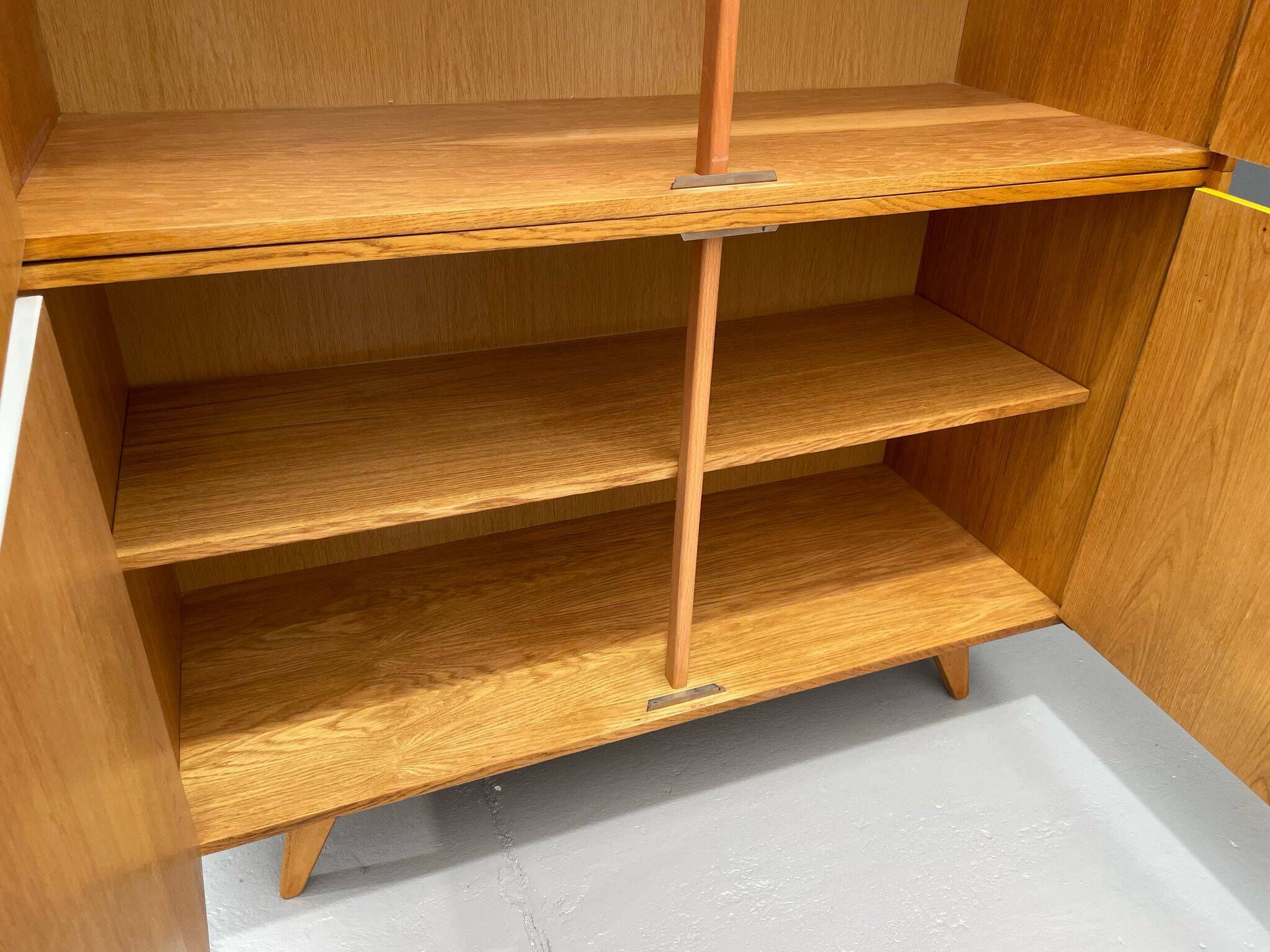 Armoire U-450 en placage de chêne, variante jaune et blanc, Jiří Jiroutek pour Inte