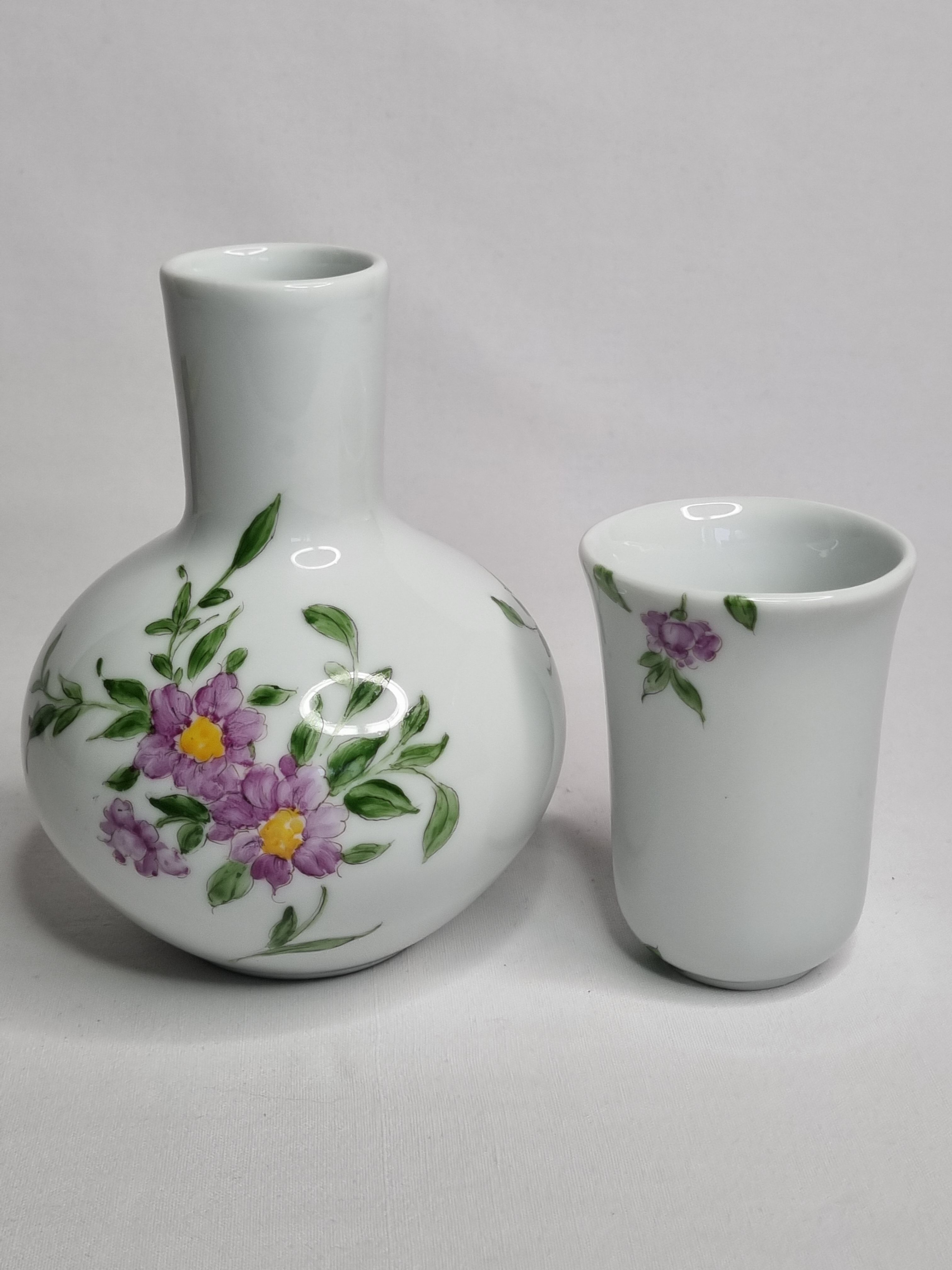 Ensemble pichet et gobelet en porcelaine décorés à la main