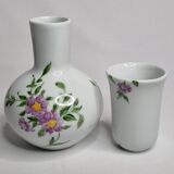 Ensemble pichet et gobelet en porcelaine décorés à la main