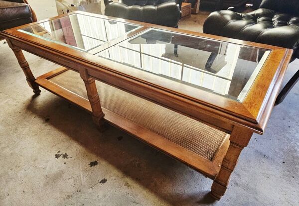 Table basse vintage en bois massif et verre – plateau double vitré et