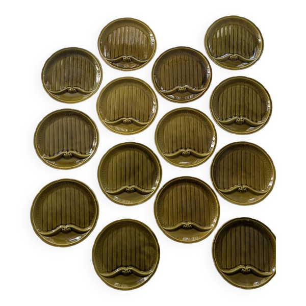 14 assiettes à asperges Gien en barbotine kaki