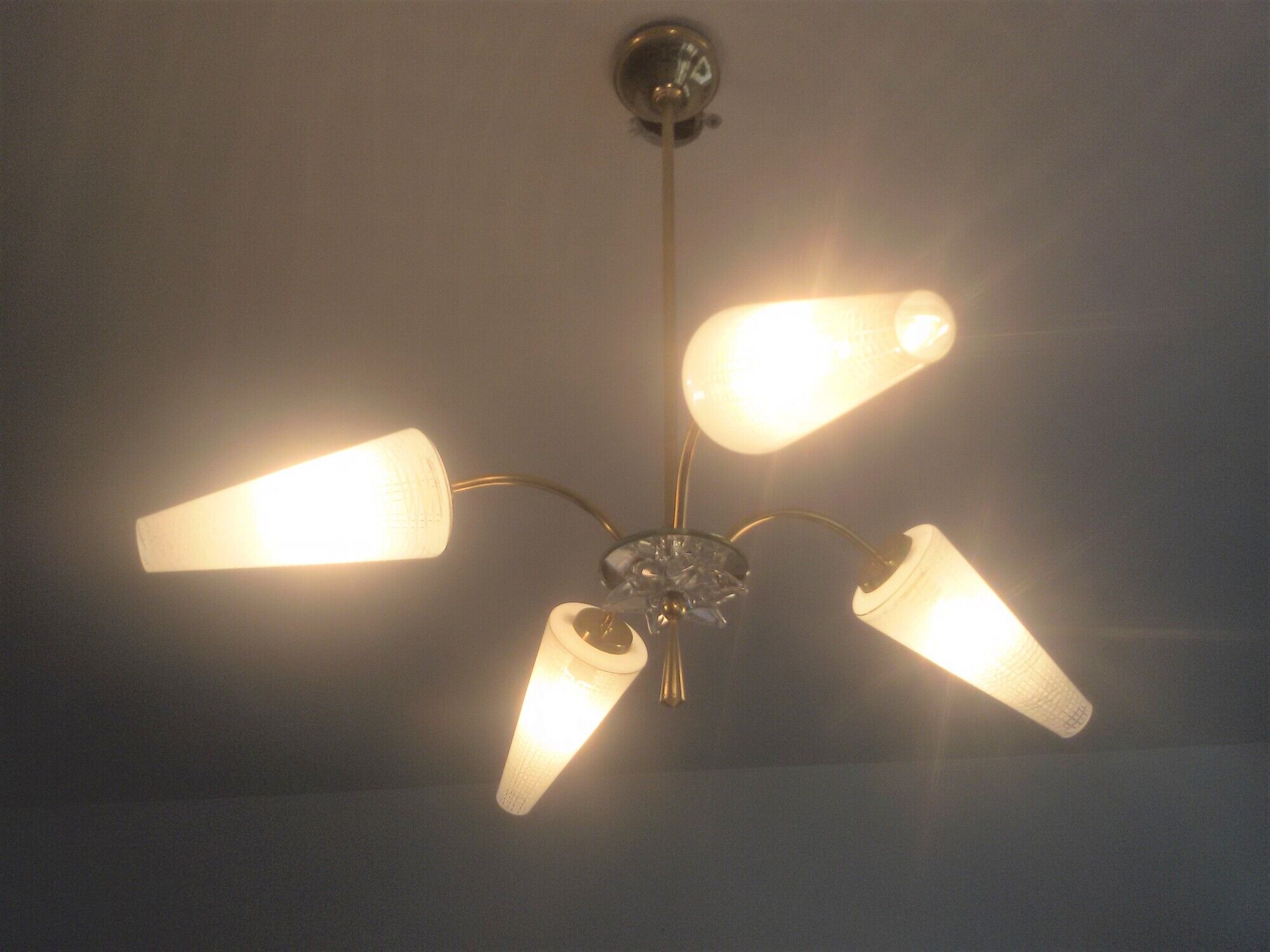 Lustre en laiton doré et opaline des années 50/60
