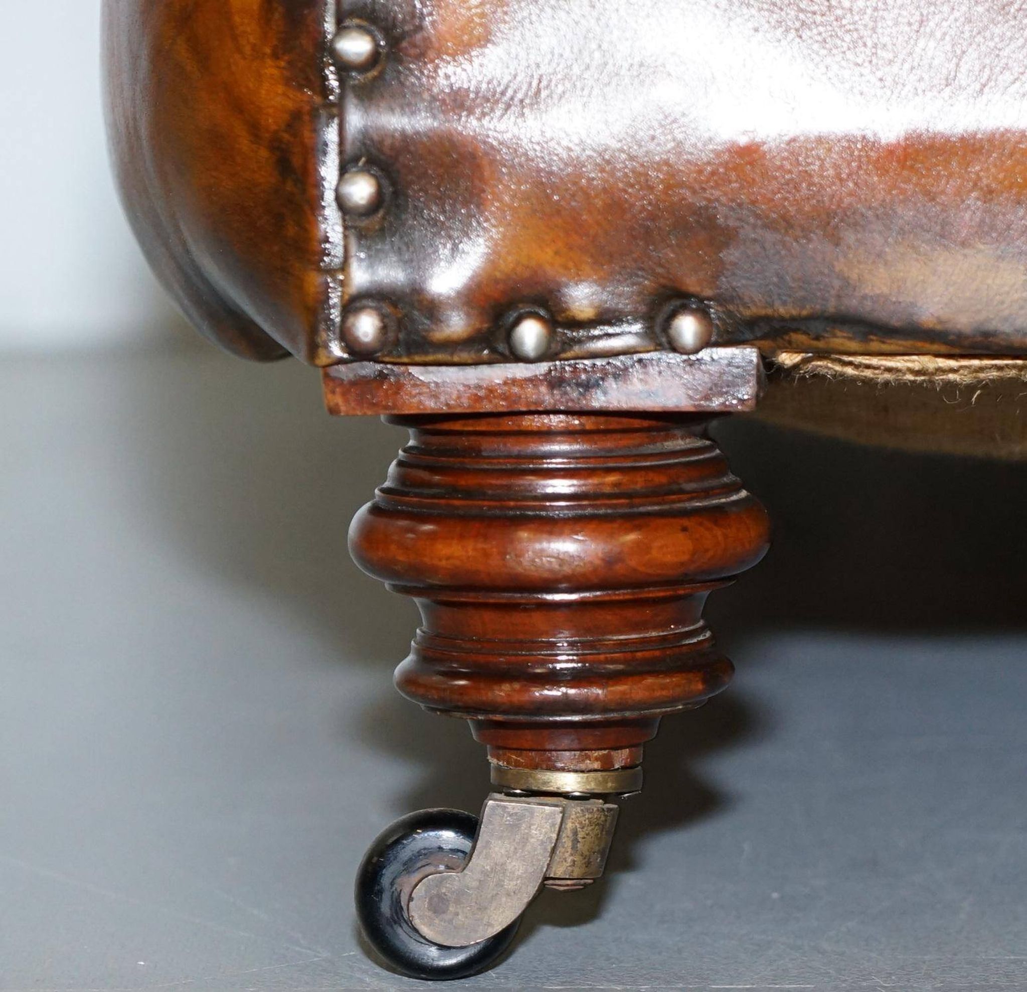 Victorian Chesterfield canapé from 1890 in restored leather, stamped Cornelius V. Smith.