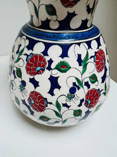 Hand painted ceramic vase from Iznik Türkiye