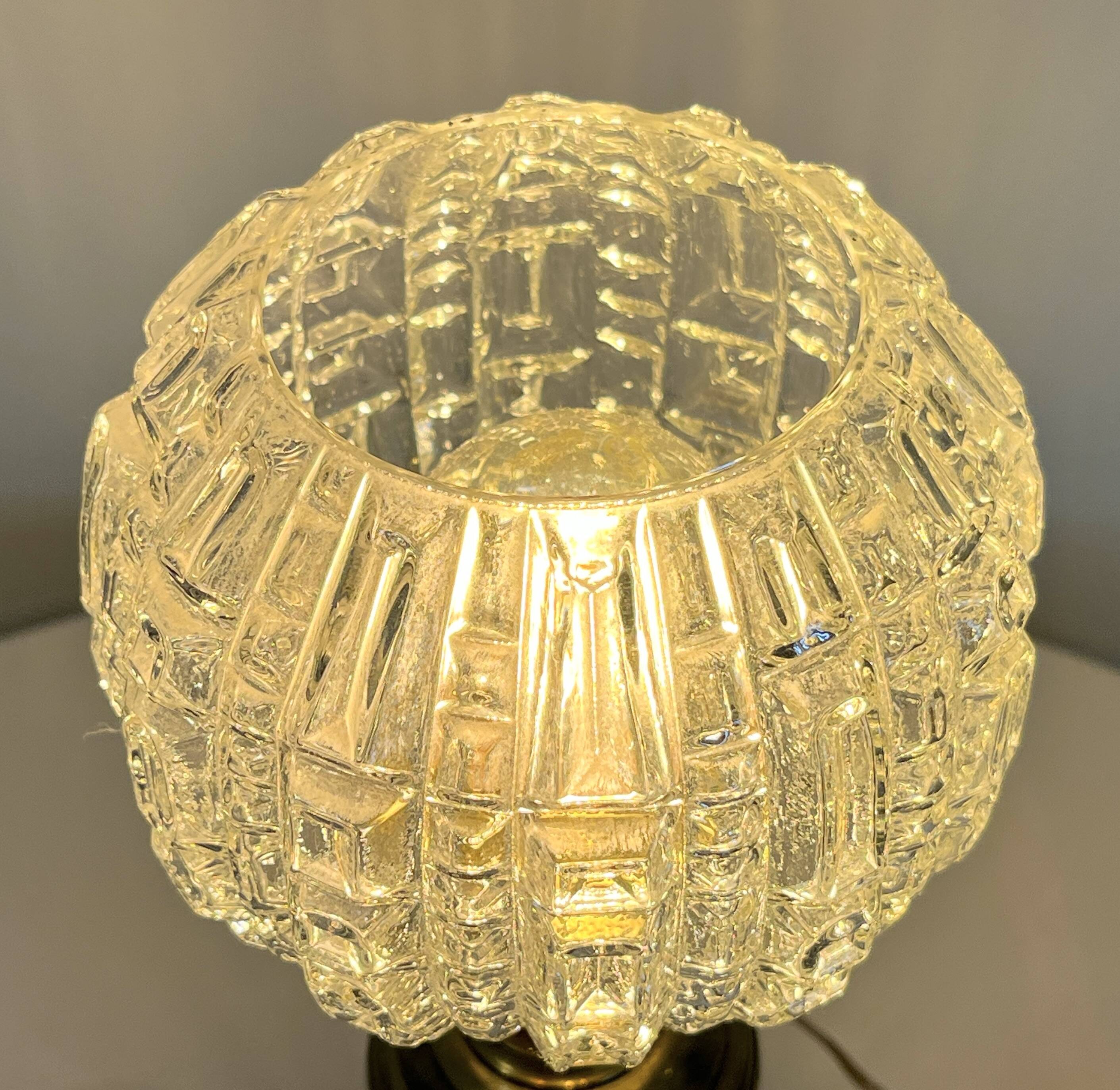 lampe chandelier en bronze doré XIXe avec globe en verre pointe de diamant