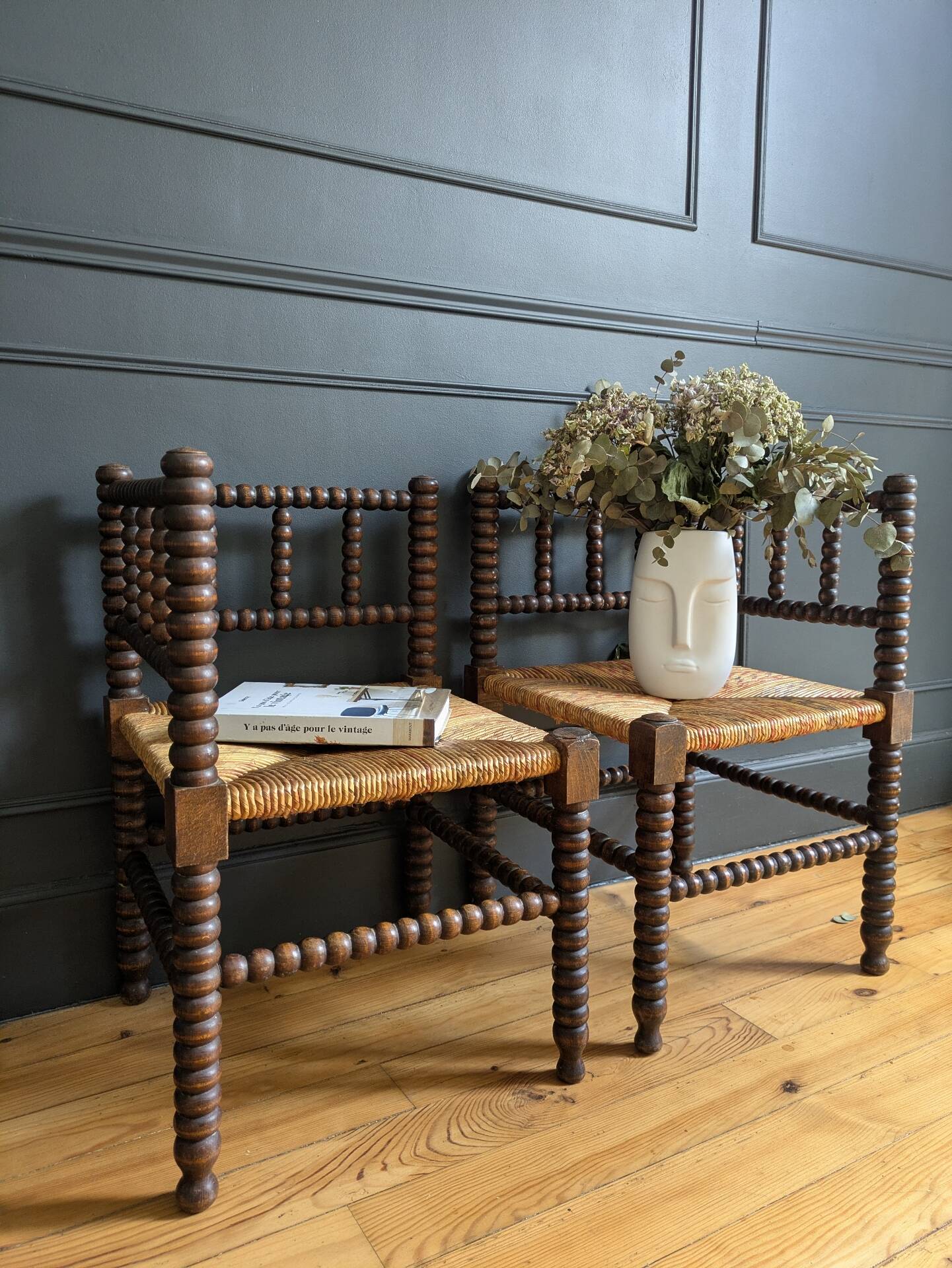 Paire de fauteuils anciens dits "Bobine"