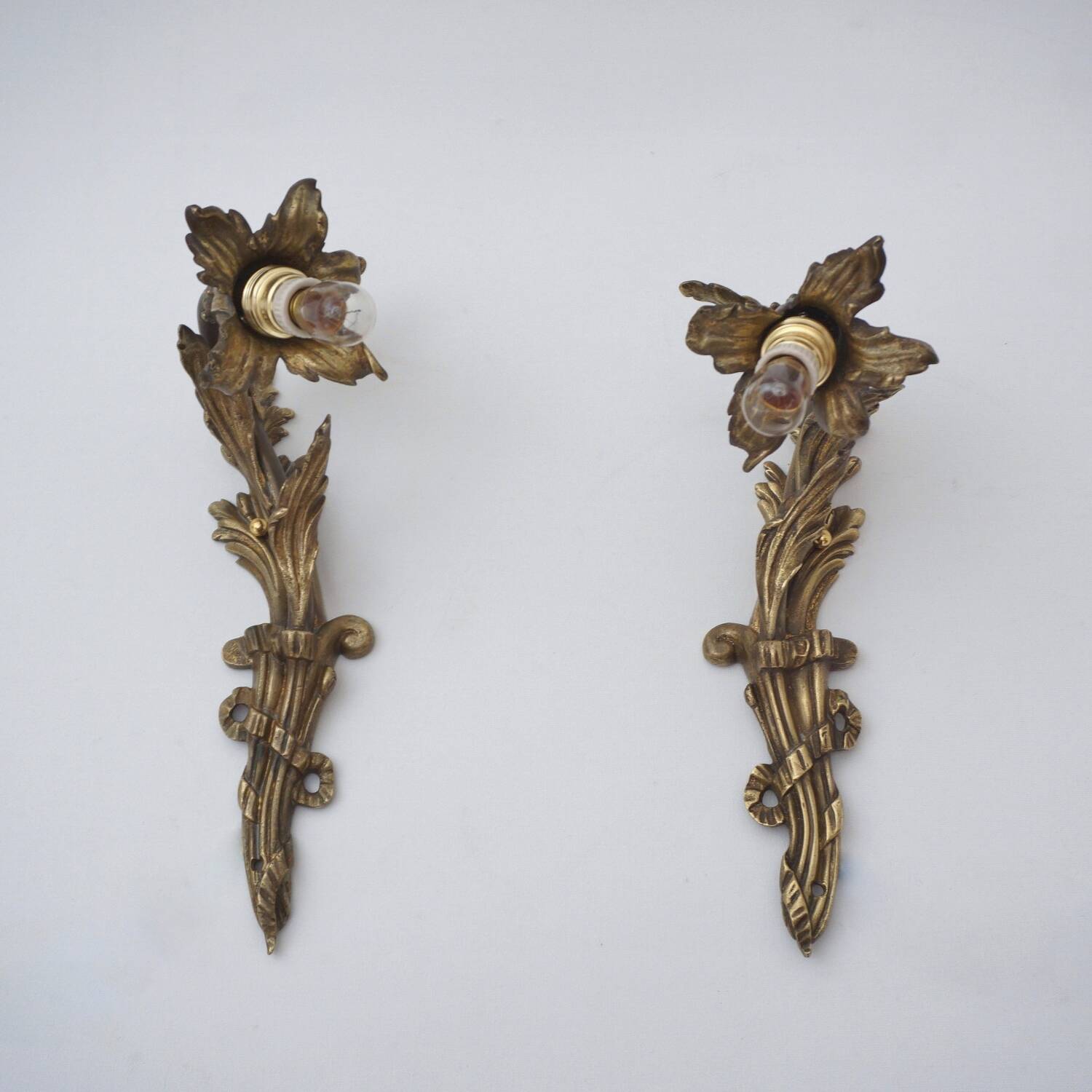 Paire d'appliques murales Art Nouveau antiques en bronze doré à fleurs de lys et feuillages, années 1890, françaises, recâblées