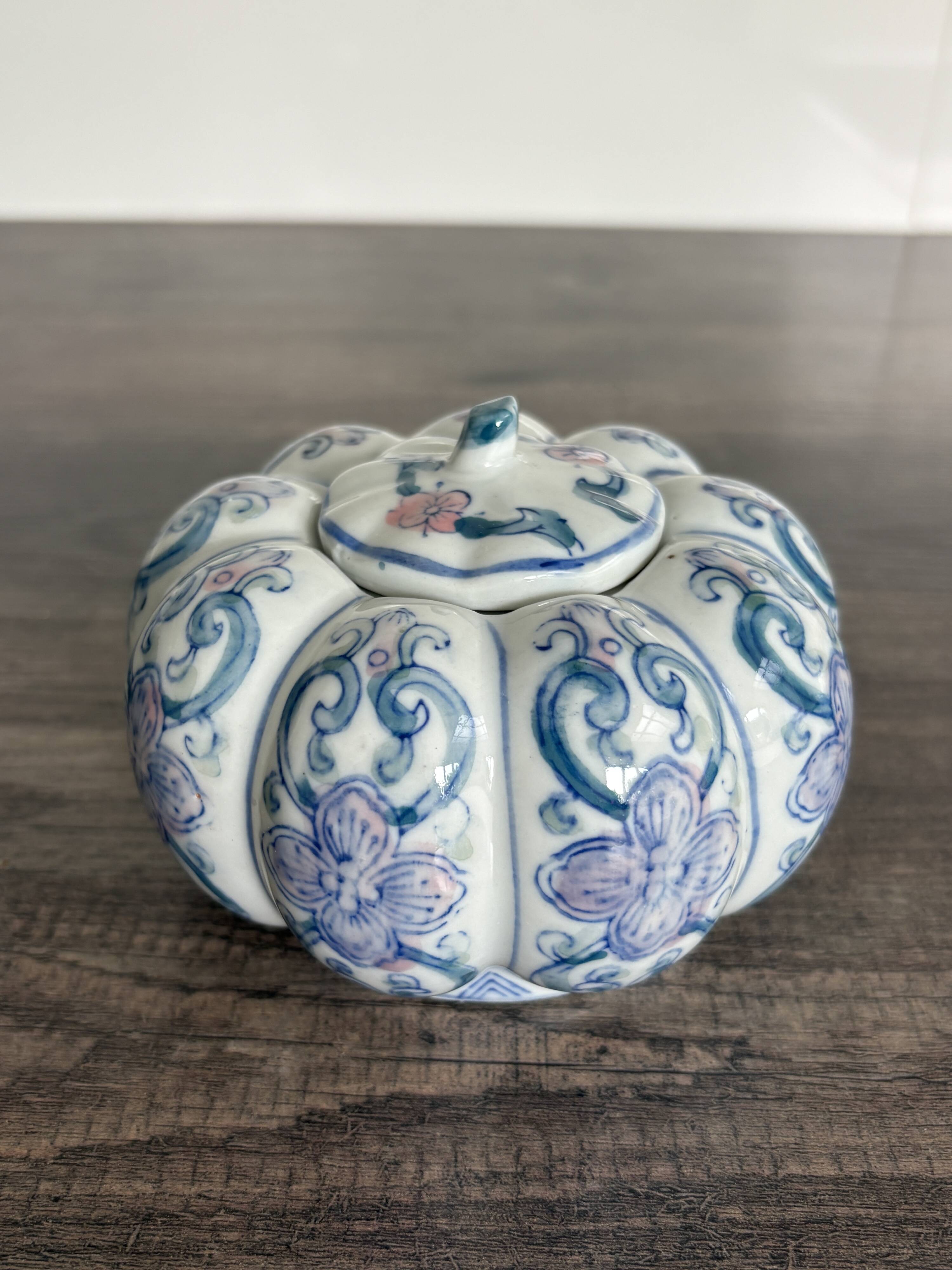 Antique Chinese porcelain box