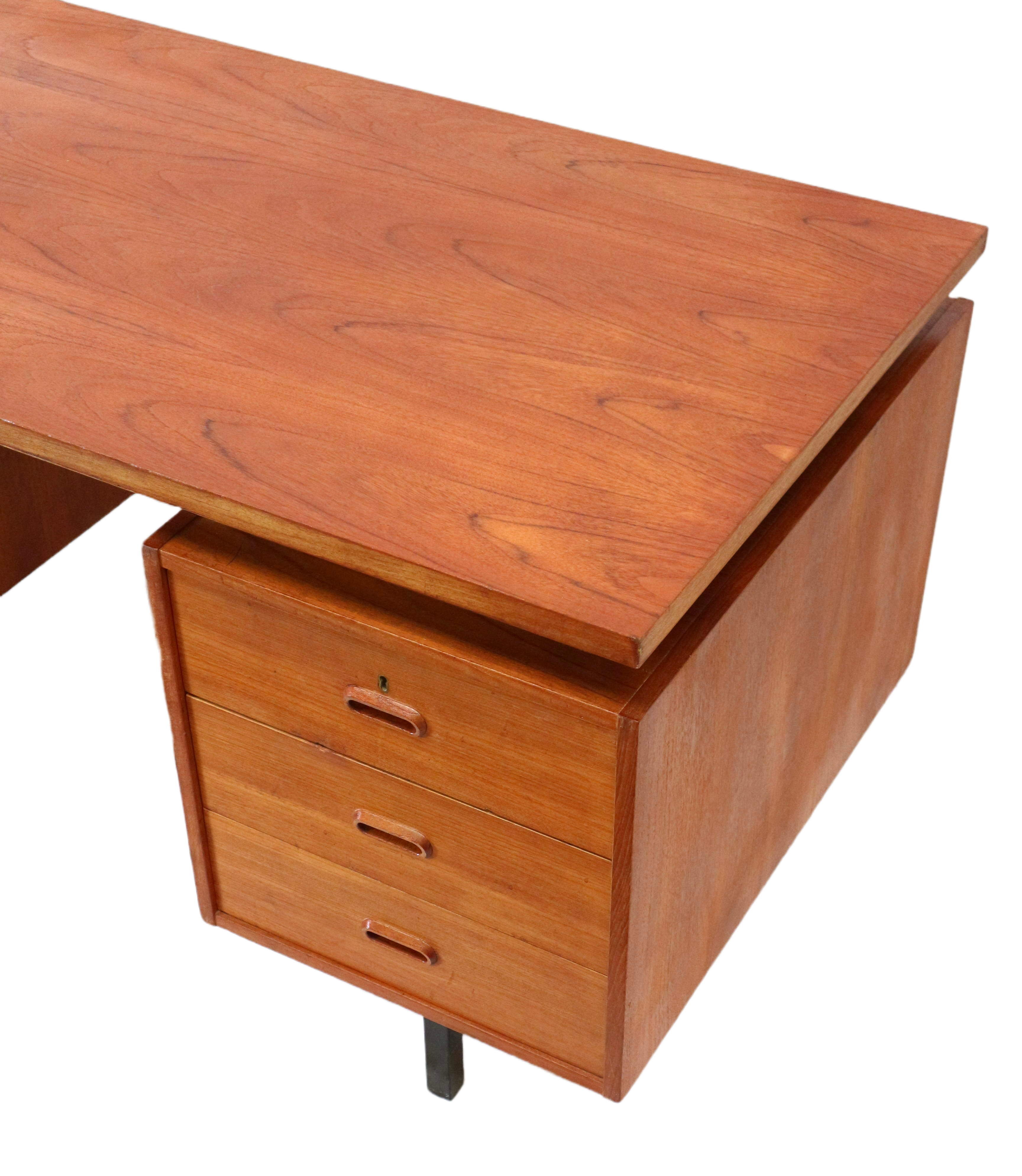 Bureau vintage en teck avec 6 tiroirs fabriqué dans les années 60