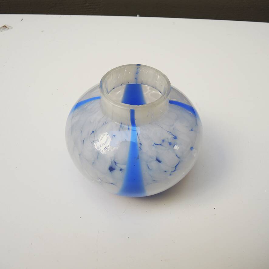 Ancien vase boule en verre blanc et bleu