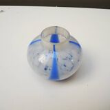 Ancien vase boule en verre blanc et bleu