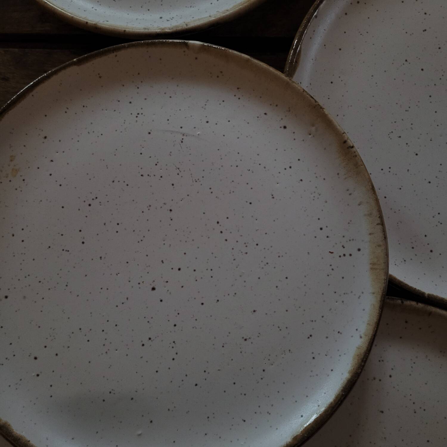 5 assiettes à dessert en grès vernissé. 1970–19805 assiettes à dessert